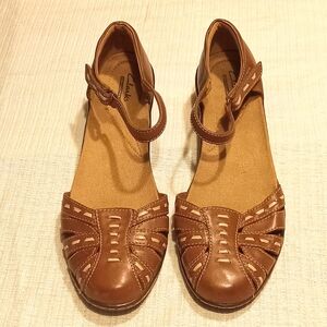 Clarks Womens Sandals Closed Toe  Size 9.5 Leather Ankle Strap Great Condition!